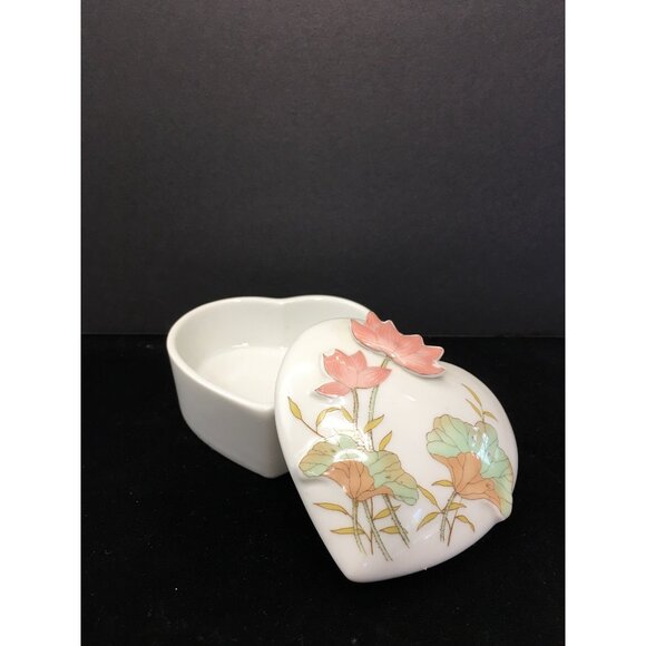 Vtg Heart Shaped Trinket Box Lidded White Porcelain Raised Lotus Flower Japan - Picture 13 of 16